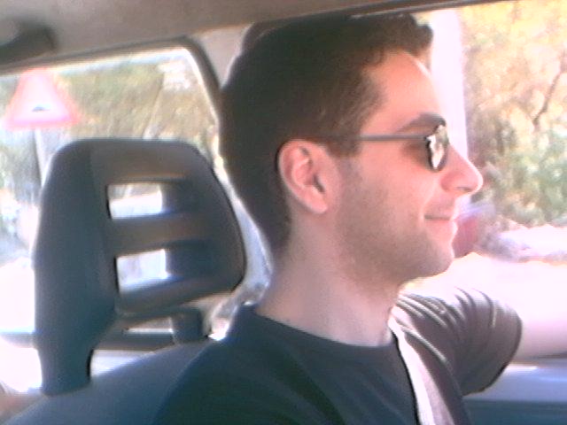 Il ragazzo sa anche guidare!!!wow:P